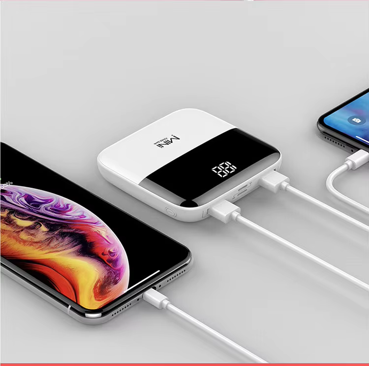 מטען נייד MiniMax - עוצמתי וקומפקטי עם קיבולת 10,000mAh, מאפשר טעינה כפולה של סמארטפונים. כולל יציאת USB Type-A ותצוגת LED חכמה.